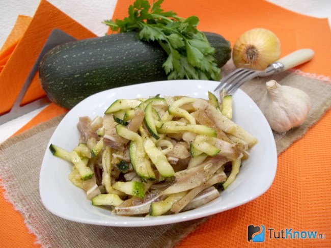 Готовые свиные ушки с кабачками