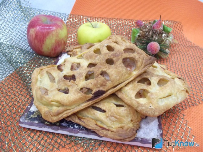 Готовые слойки с яблоками из покупного теста
