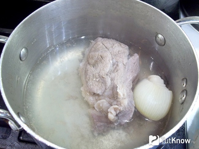 Мясо варится с луковицей