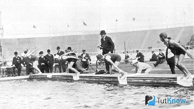 Пловцы на соревнованиях в 1920 году
