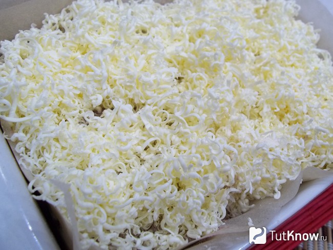 Продукты присыпаны натертым маслом