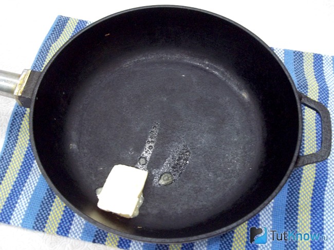 Масло топится в сковороде