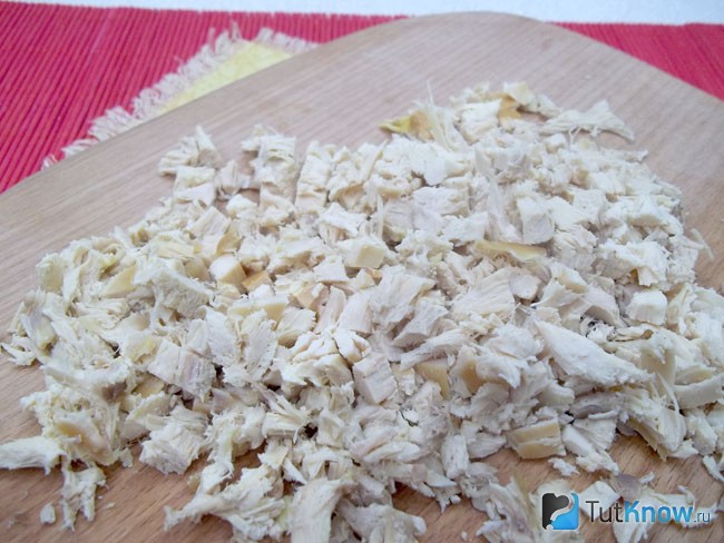 Куриное филе отварено и нарезано