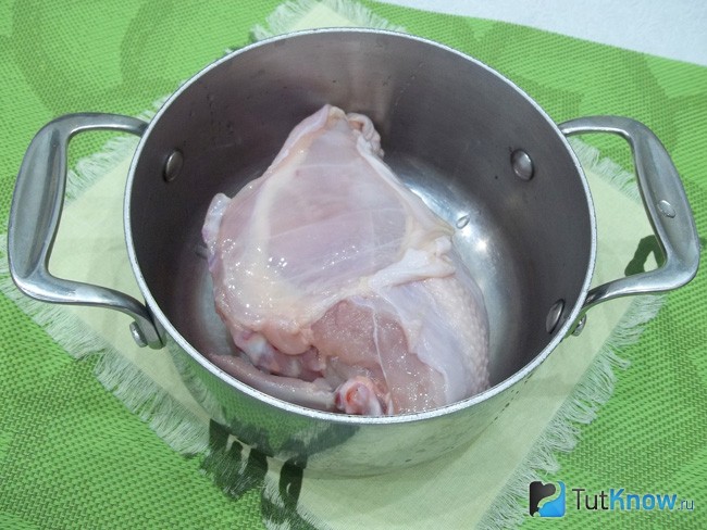 Куриное филе варится