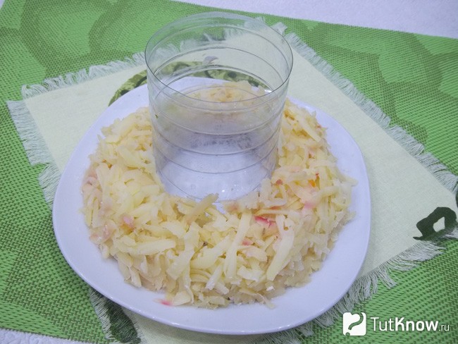 Картофель натерт и выложен сверху курицы