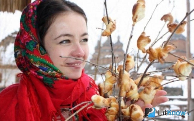 Девушка с печенными жаворонками на ветках