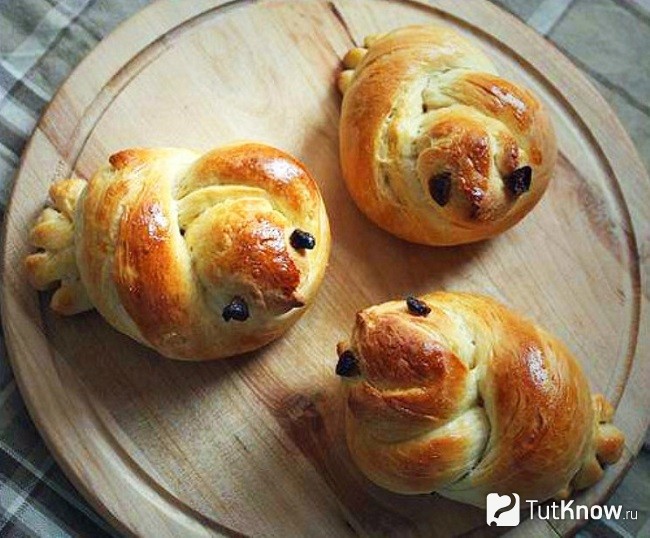 Жаворонки из теста с пёрышками
