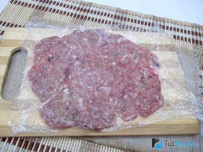 Мясные шарики раскатаны в пласт