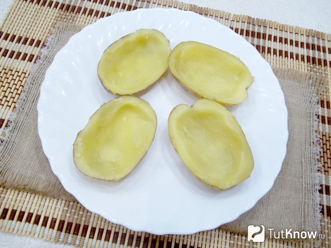 Картофель отварен, разреза пополам и вычищена сердцевина