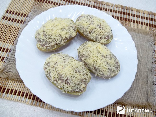 Картофель присыпан фаршем