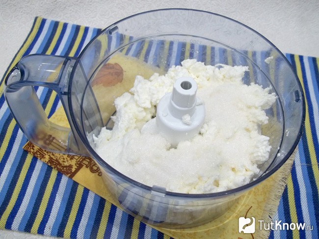 Творог с сахаром опущены в кухонный комбайн