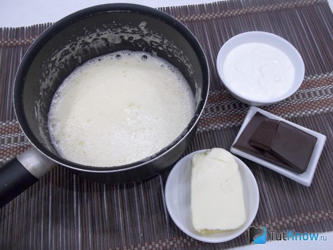 Яйца взбиты миксером