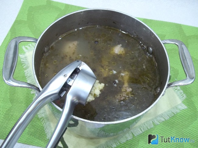 Суп приправлен чесноком