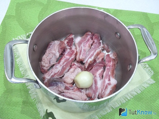 Ребрышки нарезаны и сложены в кастрюлю
