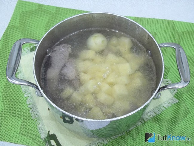 В бульон добавлен картофель
