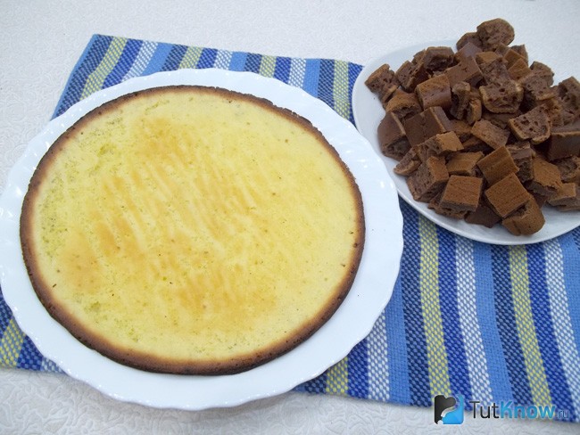 Испеченное шоколадное тесто нарезано кусочками