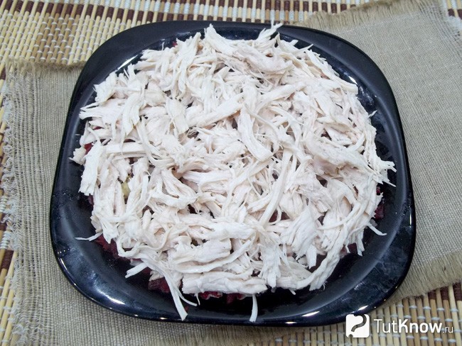 Сверху выложена нарезанная курица