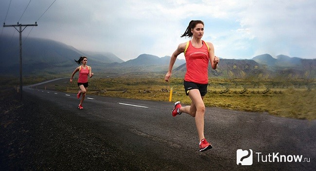 Девушка на пробежке в правильной одежде для бега