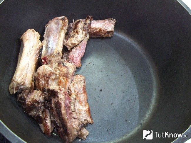 Мясо сложено в кастрюлю для тушения