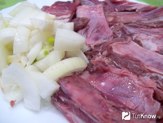 Мясо и лук нарезаны