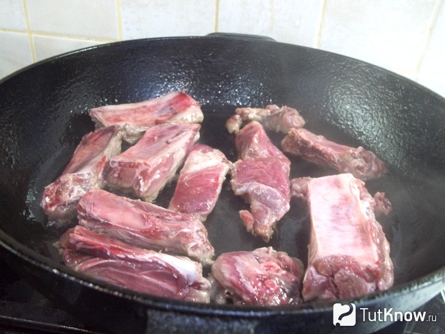 Мясо жарится