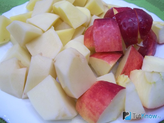 Картофель и яблоки нарезаны