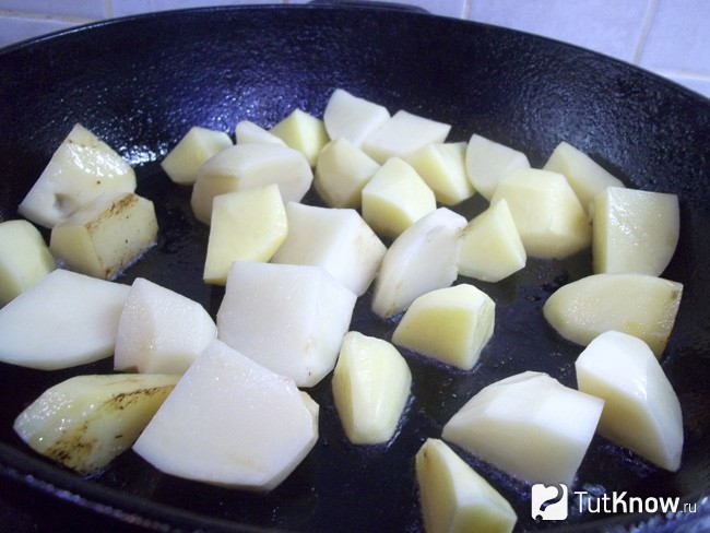 Картофель жарится
