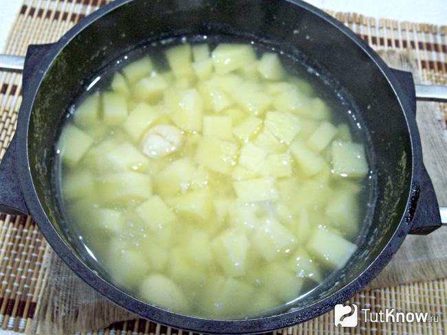 Картофель залит водой и варится