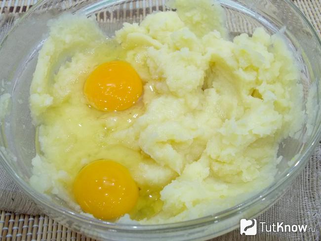 Картофель потолчен и добавлены яйца