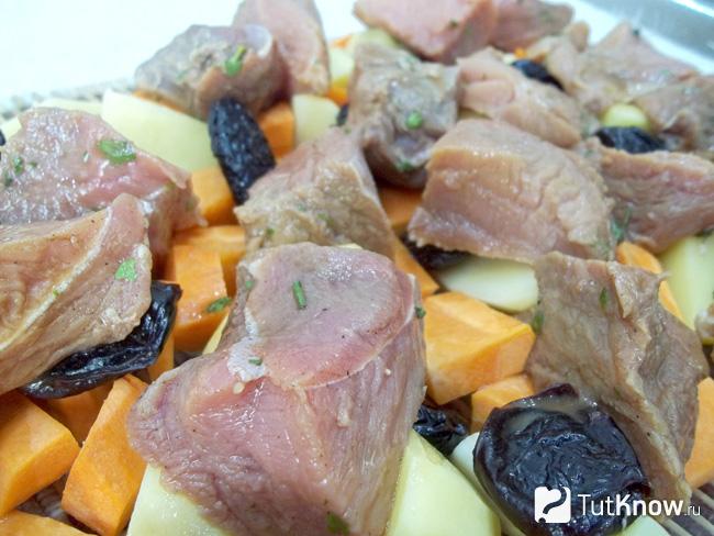 К овощам добавлено мясо