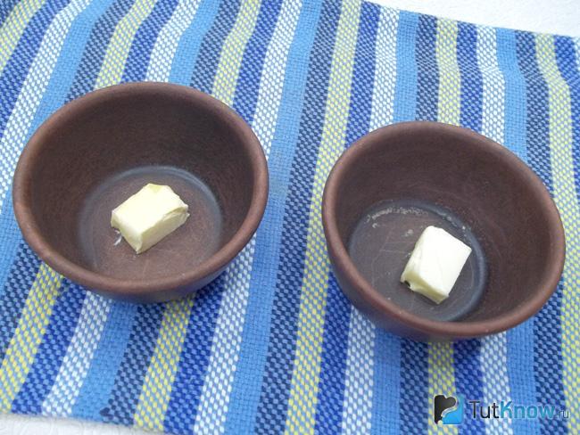 В формочки для запекания положен ломтик масла