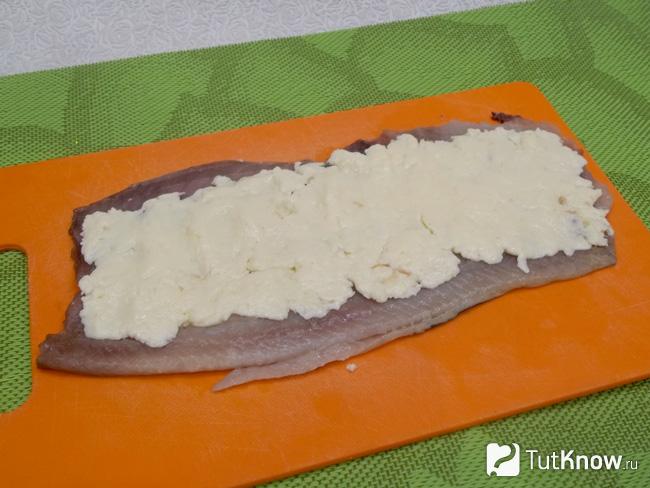 Плавленный сыр выложен на селедочное филе