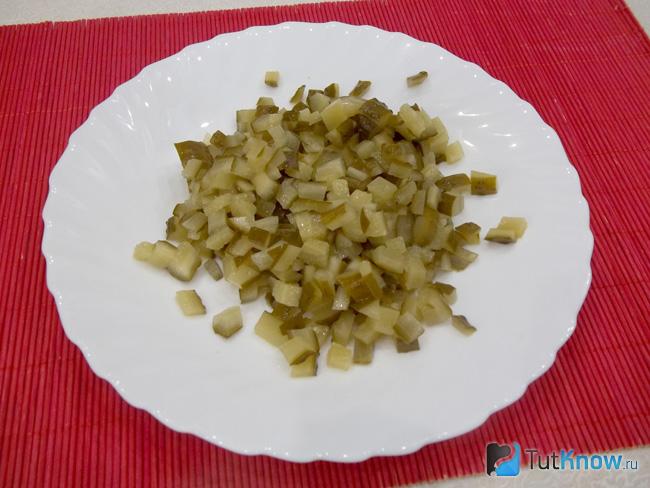 Соленые огурцы нарезаны