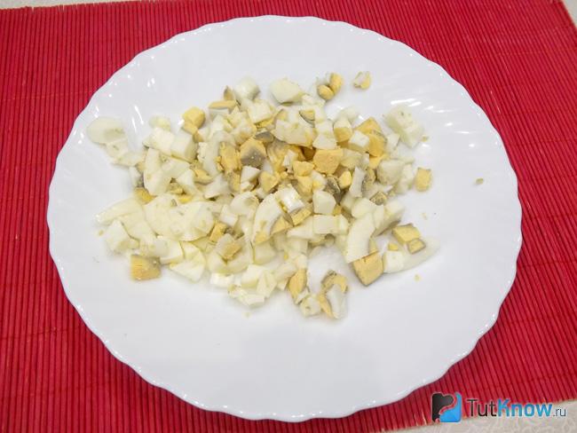 Яйца нарезаны