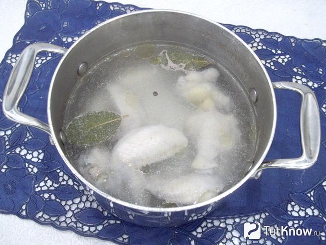 Крылья залиты водой и поставлены на плиту варитсья