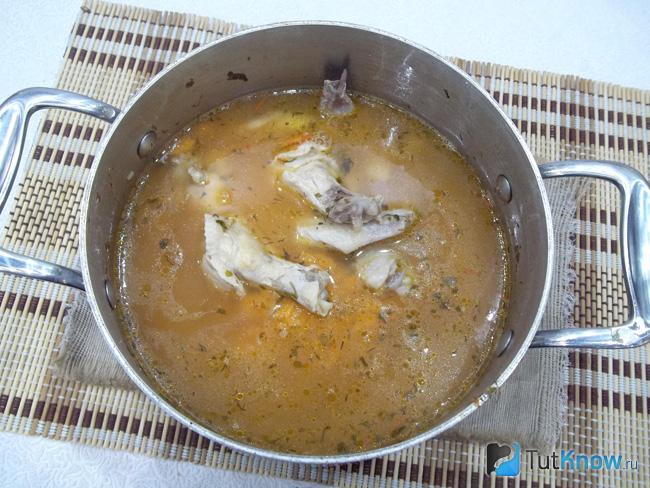 В кастрюлю сложены крылья и овощное пюре