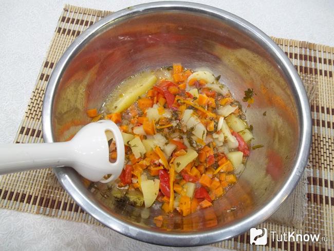 Овощи извлечены из кастрюли