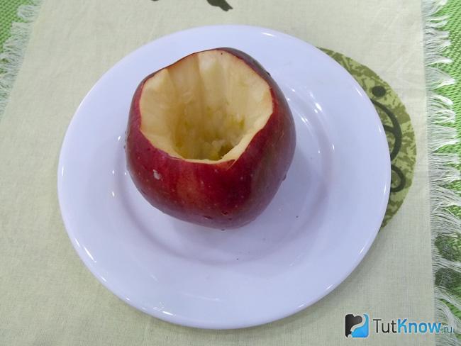 Из яблока вырезана сердцевина