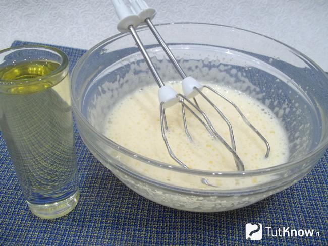 Яйцо взбито с сахаром и добавлено масло
