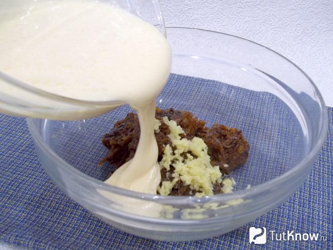 Яичная масса влита пюре из чернослива и тыквы
