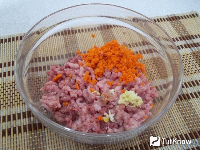 Мясо, морковь и чеснок перекручены