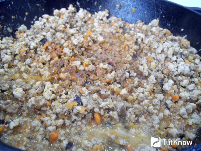 Мясо, морковь и чеснок тушатся