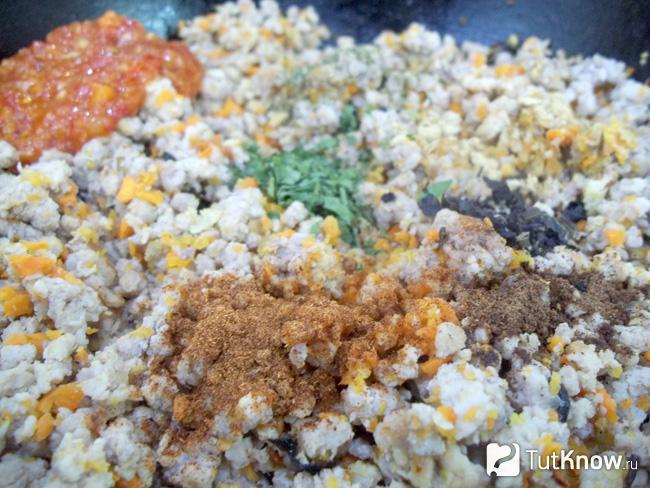 Мясо, морковь и чеснок жарятся