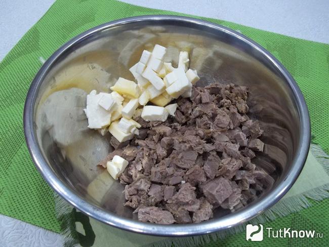 Сыр нарезан кусочками