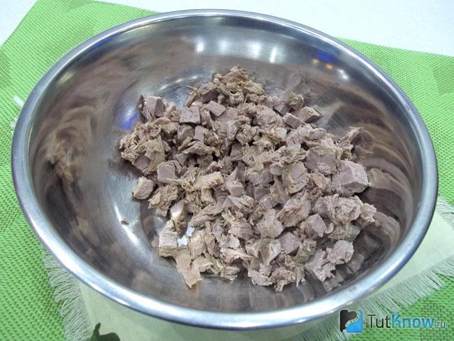 Запеченные грудки нарезаны кусочками