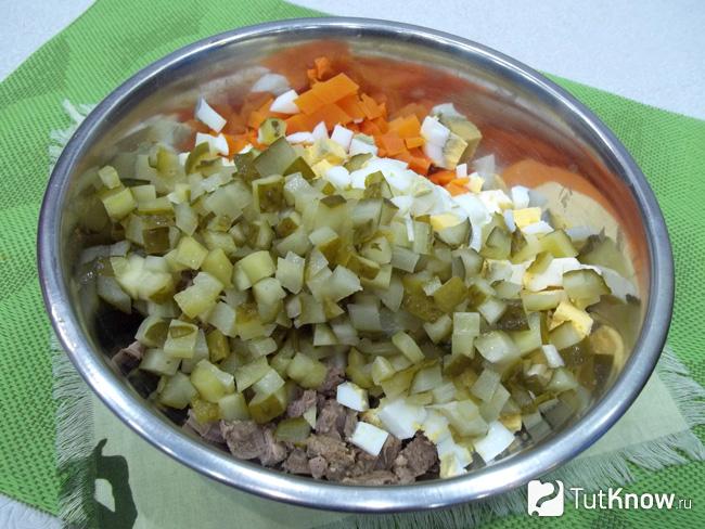 Соленые огурцы нарезаны кусочками