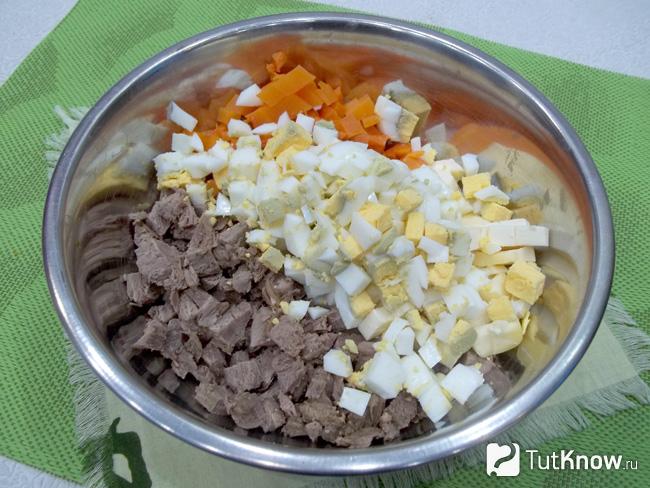 Отварные яйца нарезана кусочками