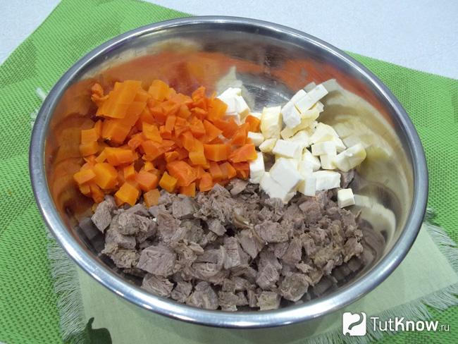 Отварная морковь нарезана кусочками