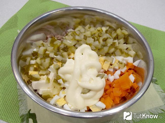 Продукты заправлены майонезом