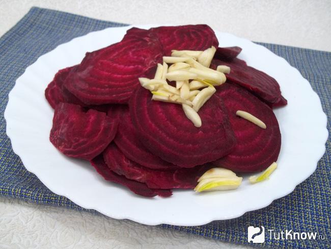 Свекла с чесноком нарезаны